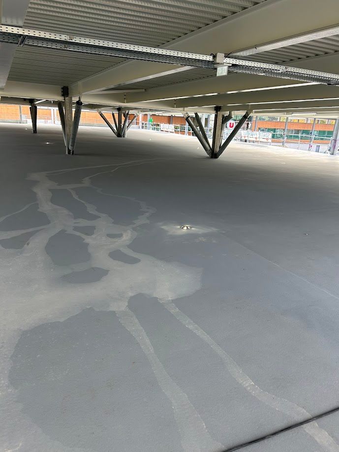 Des spots d'éclairage dans le sol d'un parking