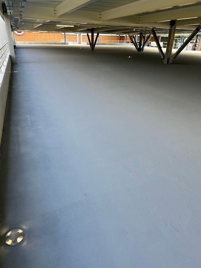 Plusieurs spots d'éclairage dans le sol