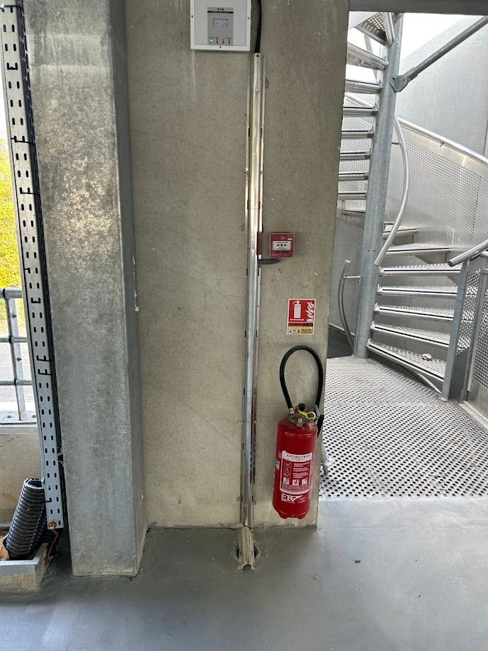 Accès d'un escalier en métal en colimaçon