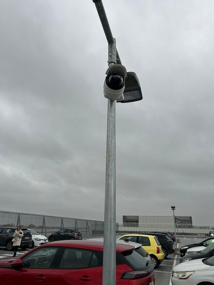 Caméra de surveillance fixée à un poteau