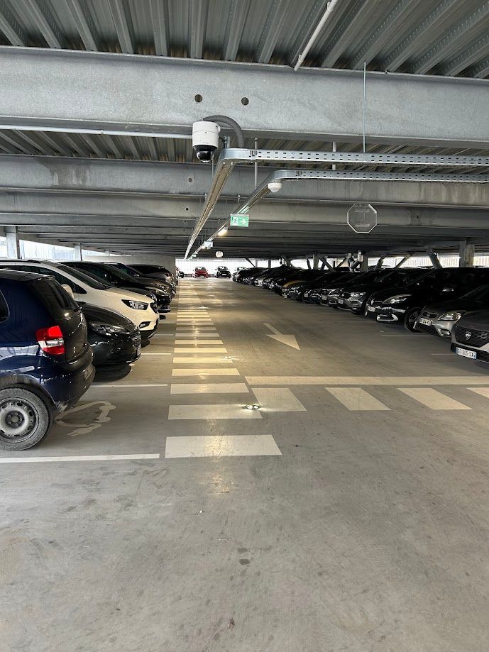 Plusieurs véhicules dans un parking protégé
