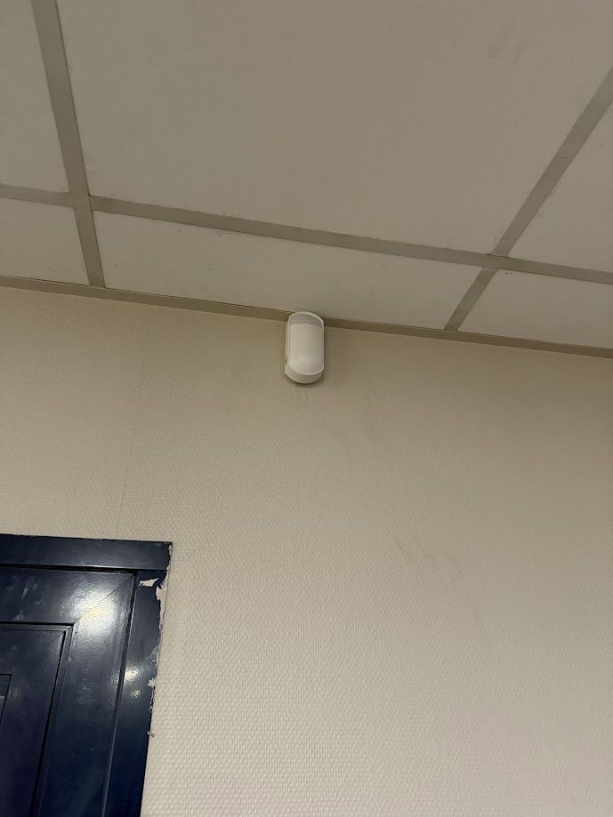 Détecteur de mouvement fixé au mur