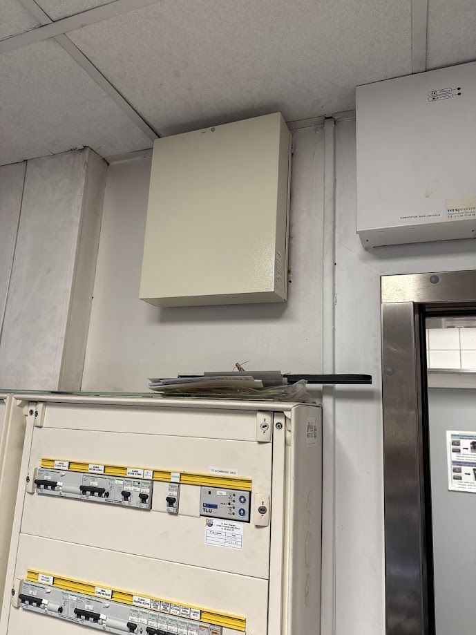 Boîtier au-dessus d'une armoire électrique