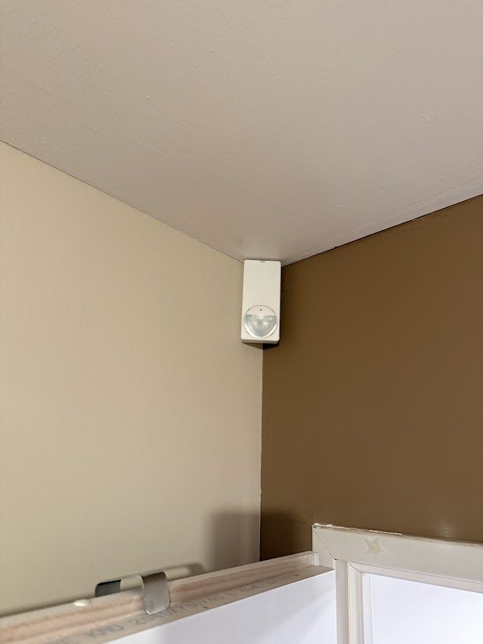 Détecteur de mouvements à l'angle d'une pièce