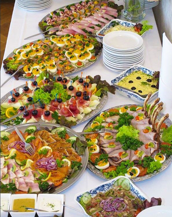 Ein Buffet mit vielen verschiedenen Speisen