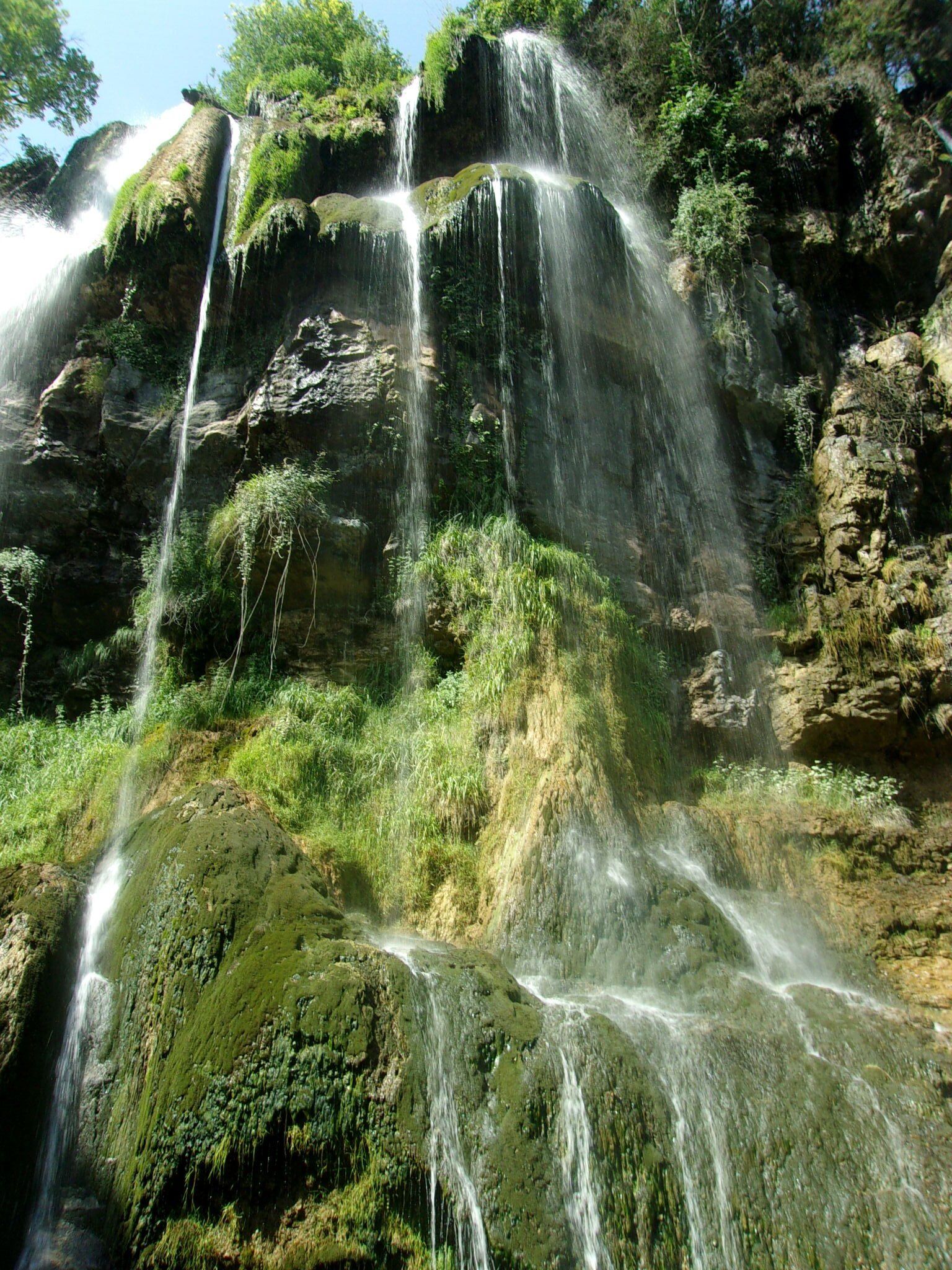 Cascade qui tombe d'un rocher