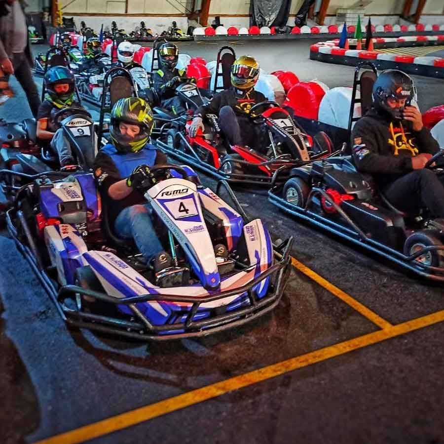 Eine Person in einem Gokart mit der Nummer 4 darauf