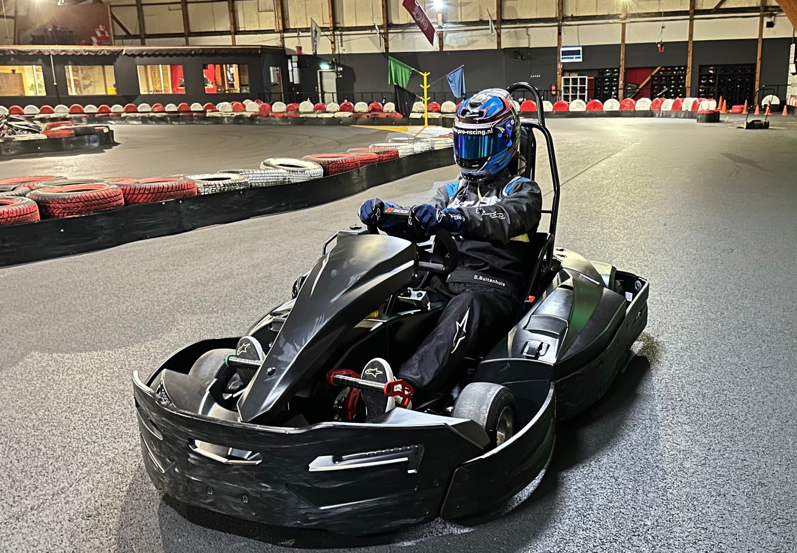 Eine Reihe von Go-Karts sind auf einer Strecke aufgereiht