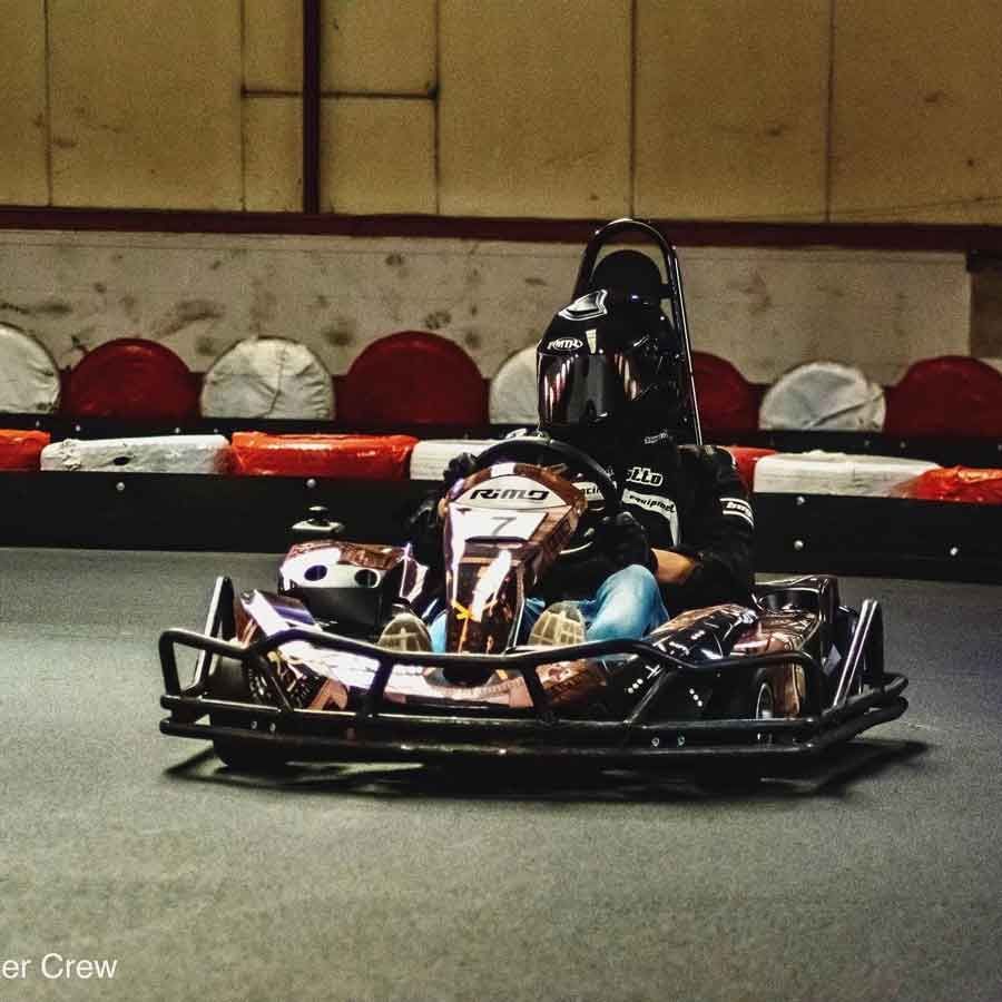 Eine Person, die ein Gokart mit der Nummer 7 fährt