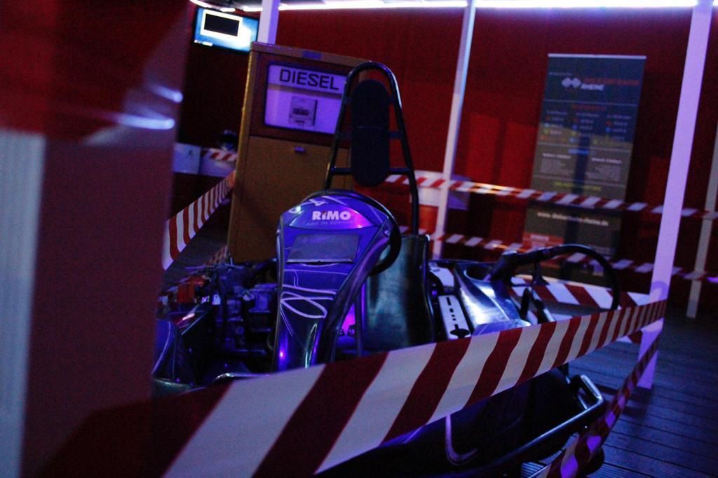 Ein Go-Kart steht vor einem Schild mit der Aufschrift Diesel