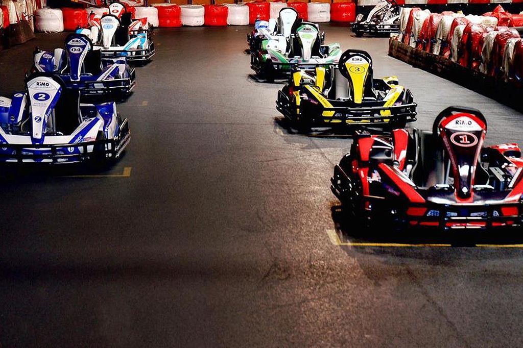 Eine Reihe von Go-Karts sind auf einer Strecke aufgereiht