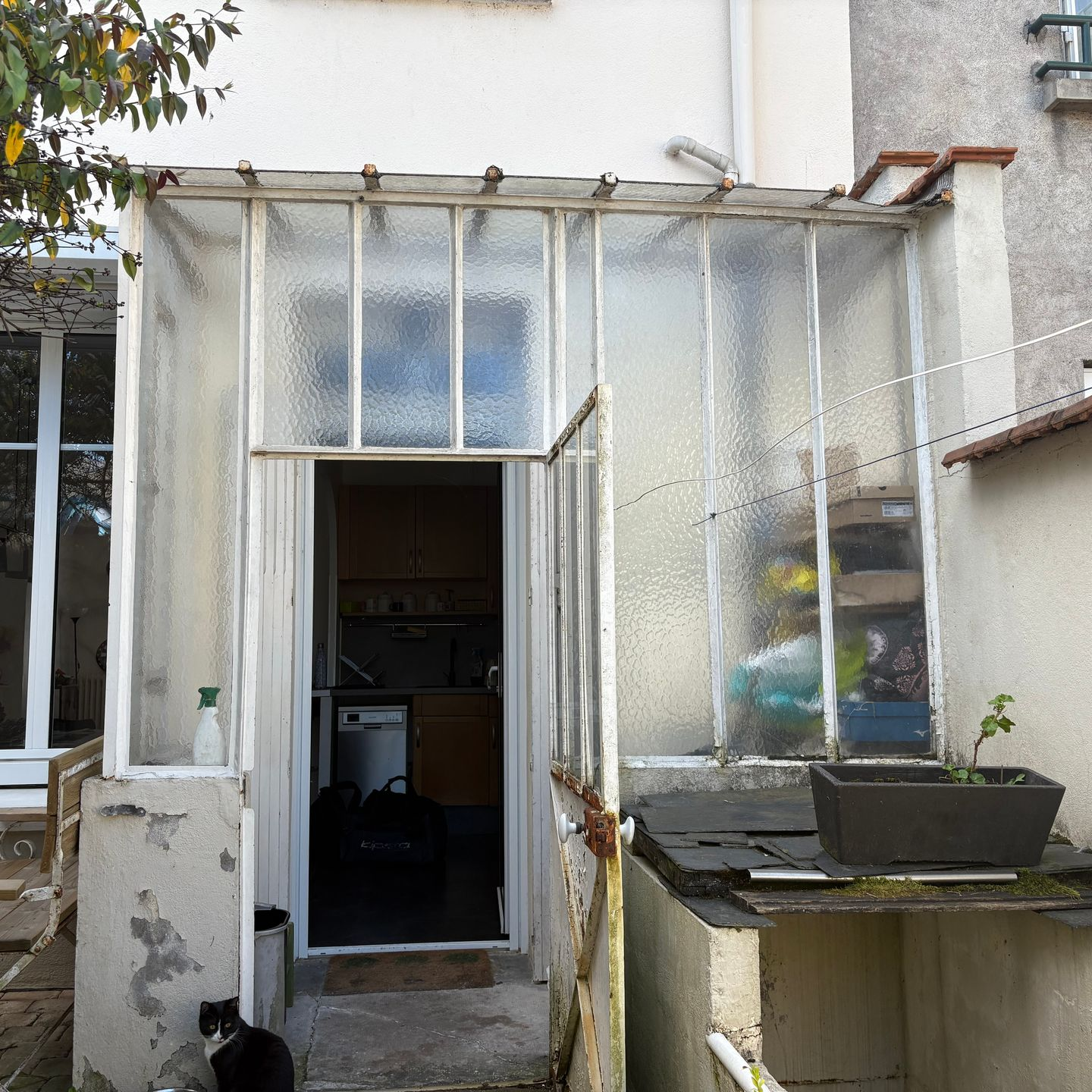 Ancienne véranda de couleur blanche avec des points de rouille.