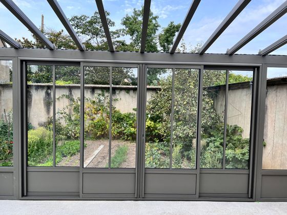 Véranda grise vue de l'intérieur.