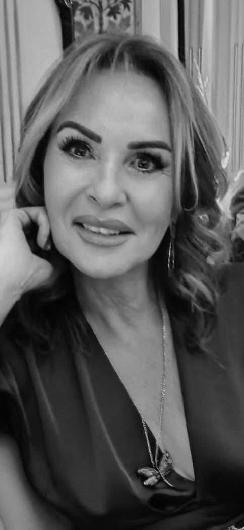 Estanterías repletas de libros dentro de una librería muy iluminada, muchos títulos exhibidos en las mesas.