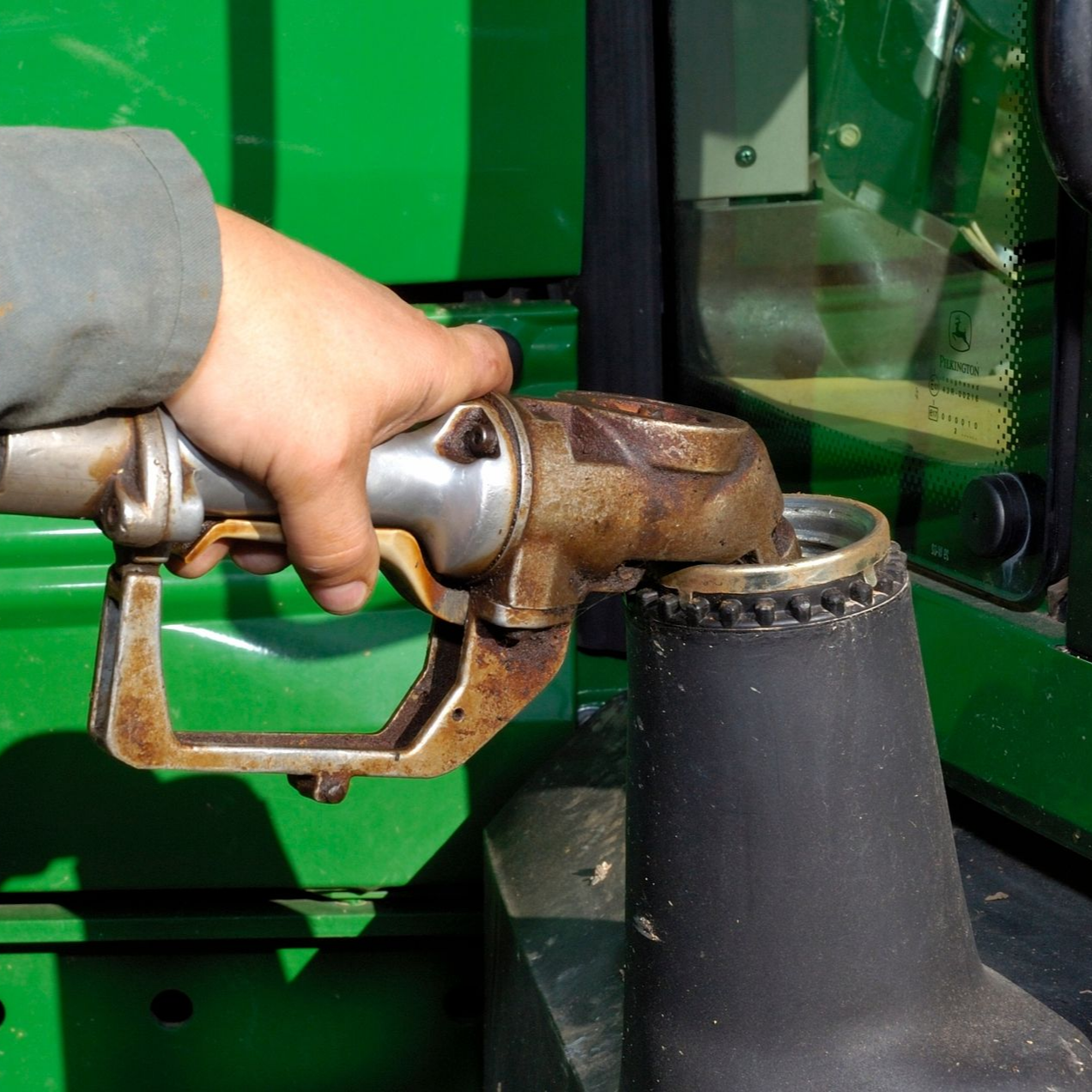 Ravitaillement manuel d'un véhicule avec une buse à gaz.