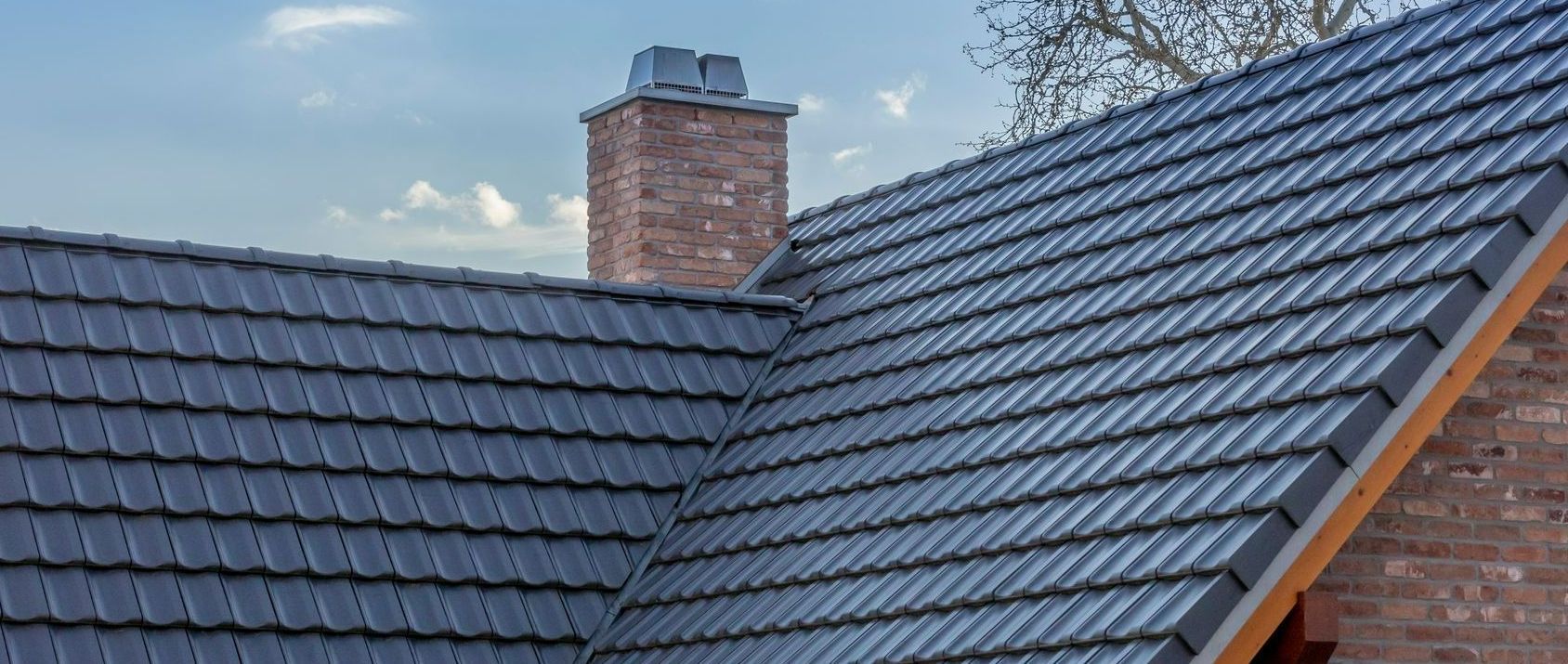 Une toiture grise avec une cheminée