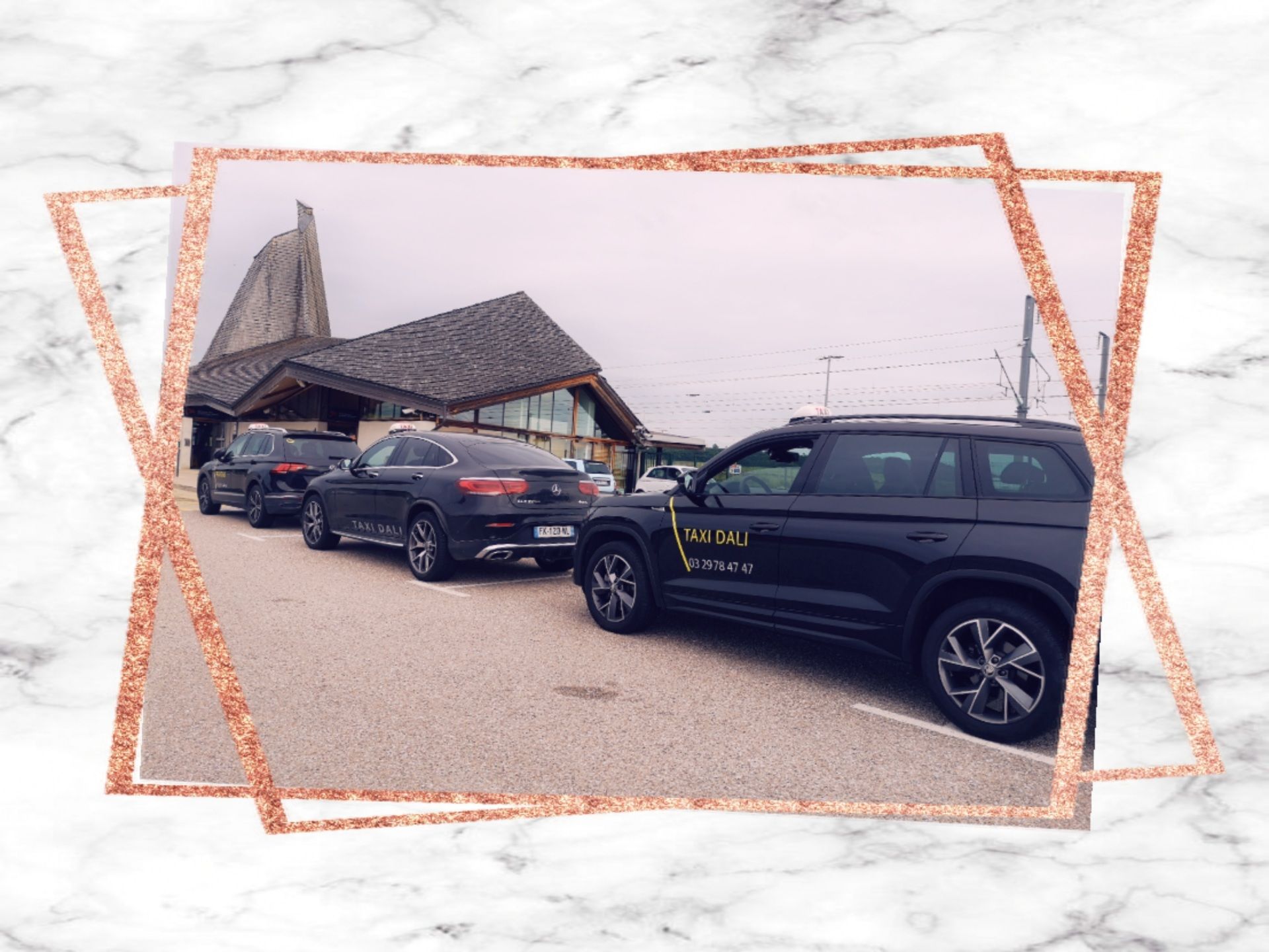 Taxis de Taxi Dali avec bâtiment