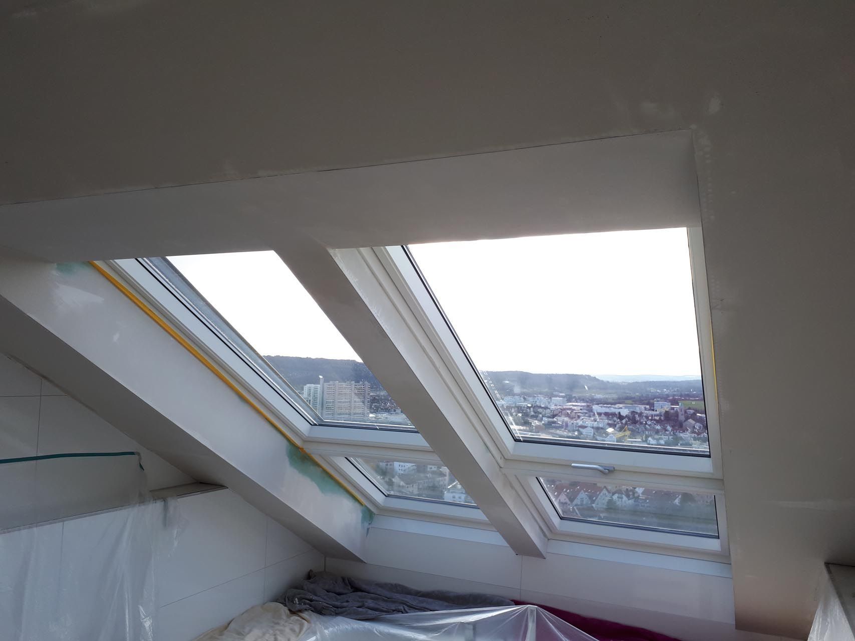 Ein Zimmer mit einem Dachfenster