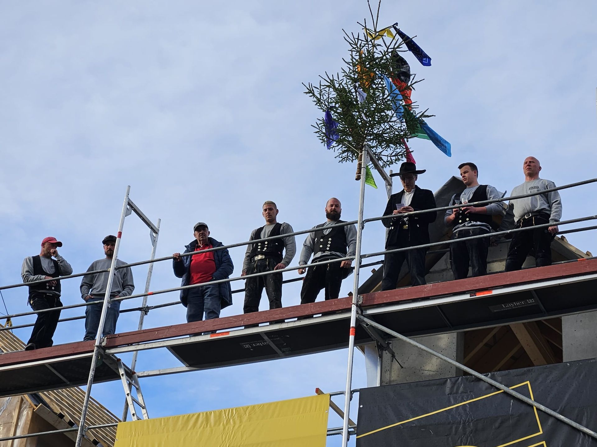 Ein Mann steht auf einem Holzdach.