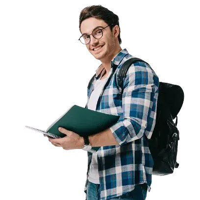 Un joven con una camisa a cuadros sostiene un libro y una mochila.