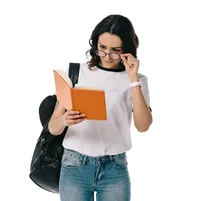 Una mujer que lleva gafas y una mochila está leyendo un libro.