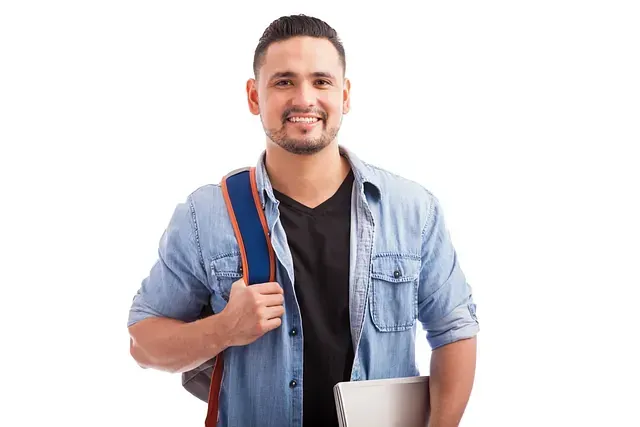 Un joven sostiene un libro y una mochila.