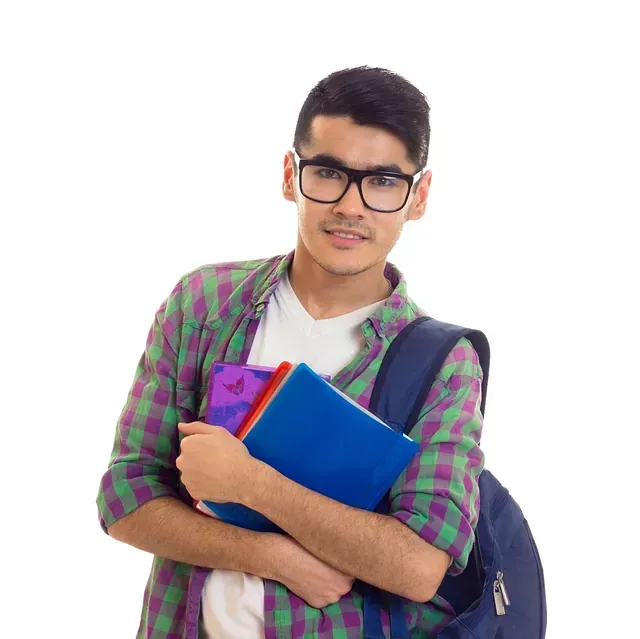 Un joven que lleva gafas sostiene un libro y una mochila.