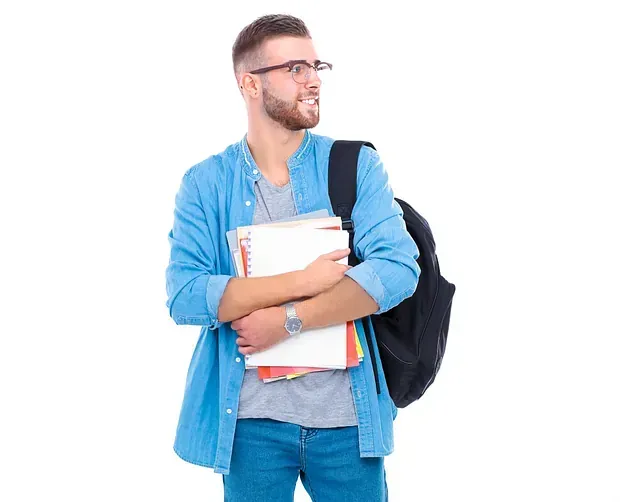 Un hombre con una mochila sostiene una pila de libros.