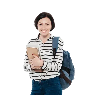 Una mujer con una camisa de rayas sostiene un libro y una mochila.