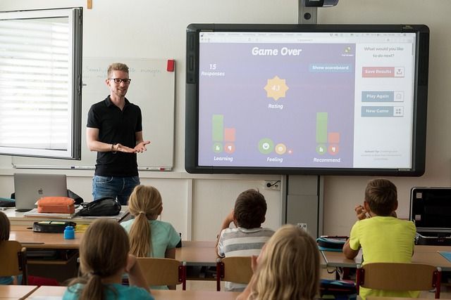 Un profesor está dando una presentación a sus estudiantes en un aula.