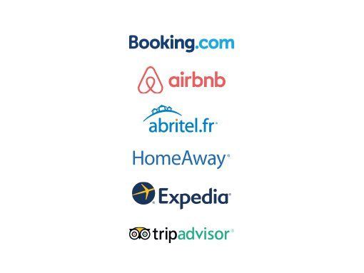 Logos de Booking.com, Airbnb, Abritel.fr, HomeAway, Expedia et TripAdvisor sur fond blanc