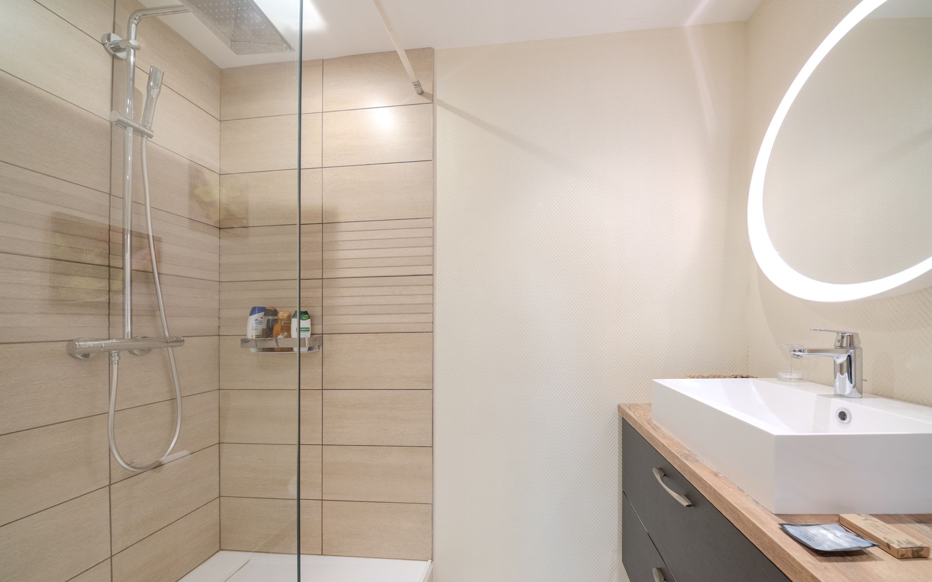 Salle de bain chambre Spacieuse