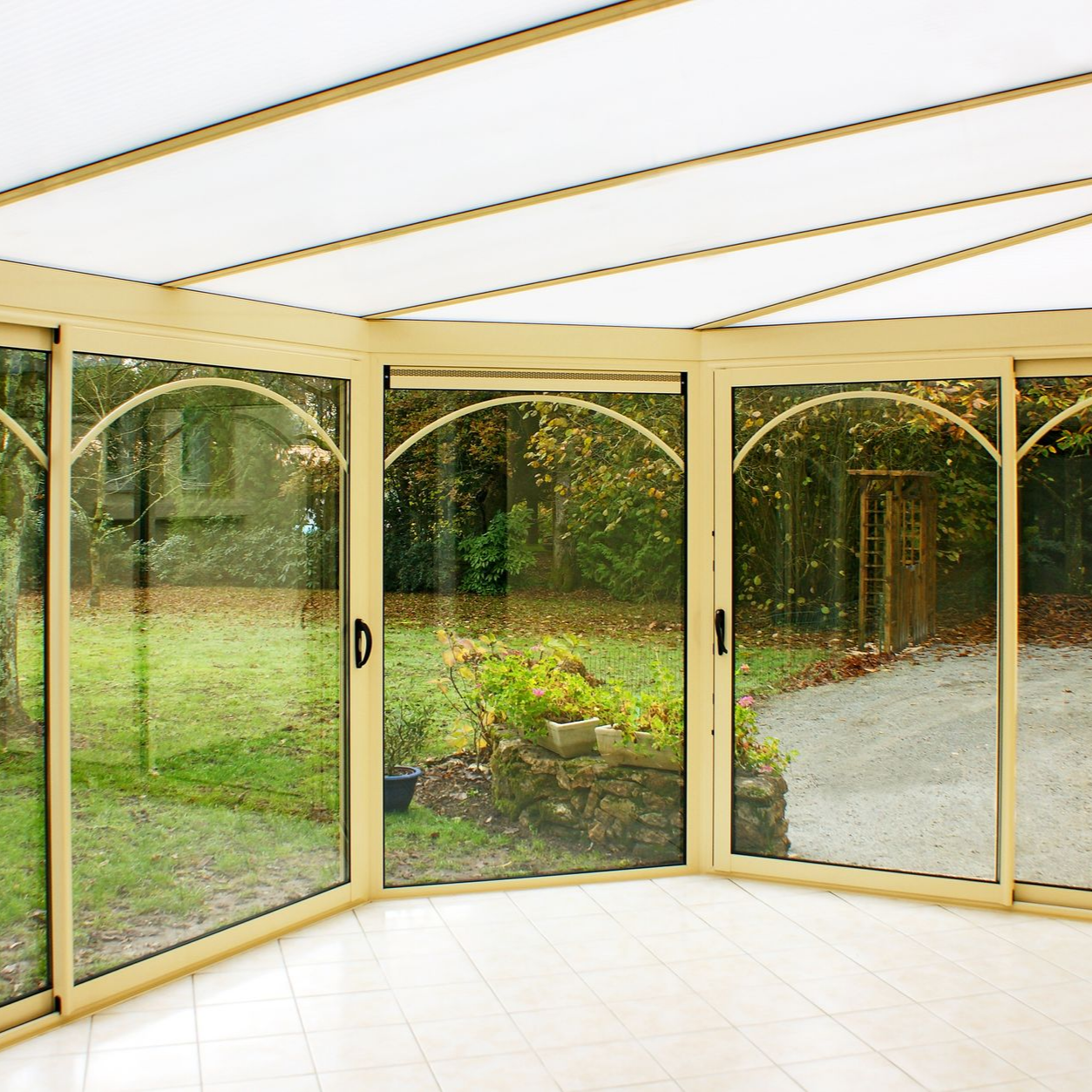 Une véranda vue de l'intérieur