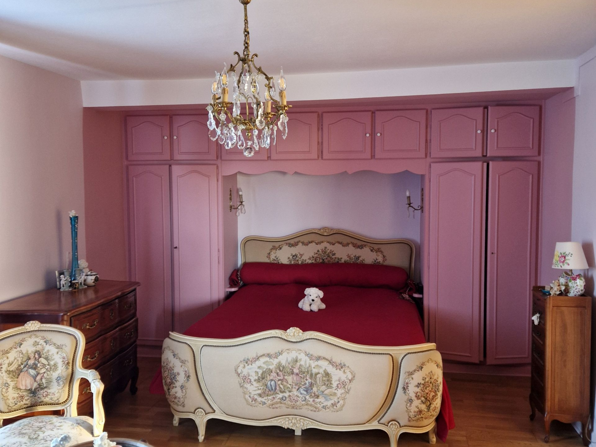 Une chambre avec les placards peints en rose