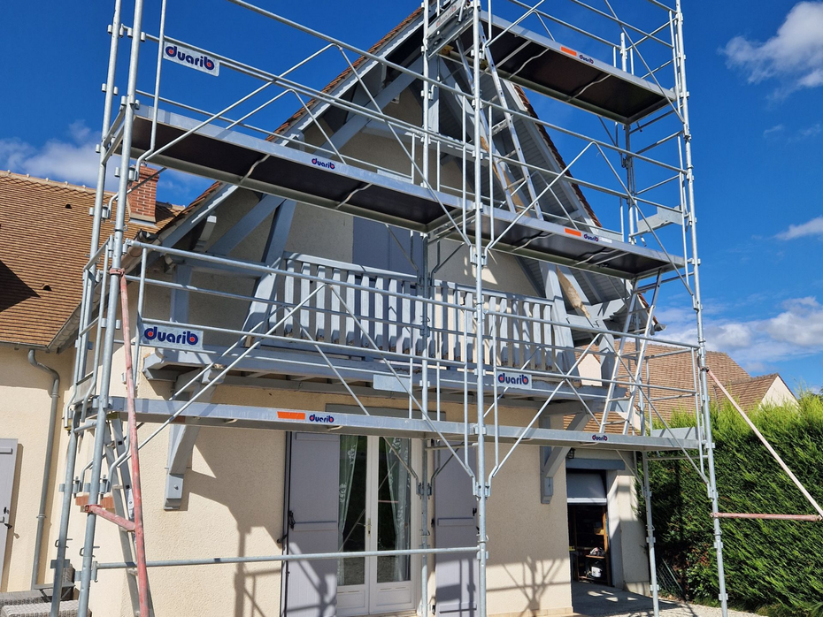 Échafaudage installé pour un ravalement de façade