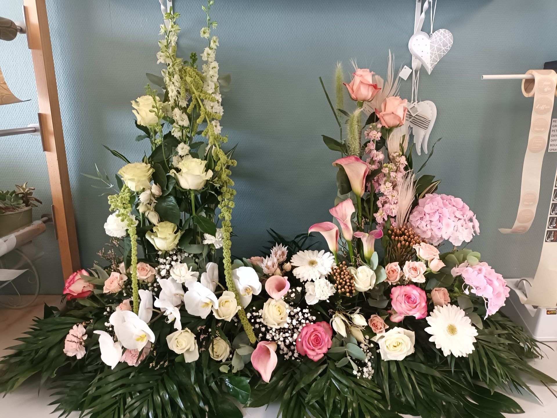 Coussin de fleurs en hauteur tons rose