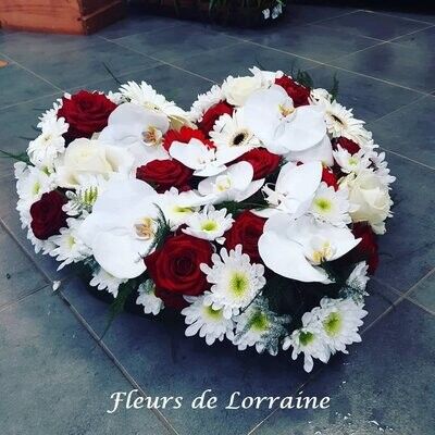 Composition florale en forme de cœur