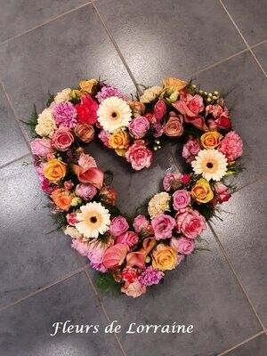 Composition de fleurs en forme de cœur