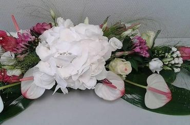 Composition florale avec des fleurs roses et blanches