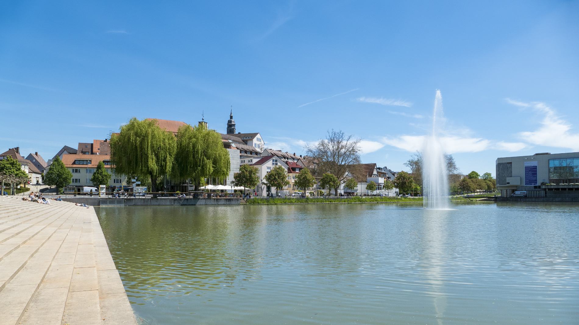 Wasserfläche in einer Stadt