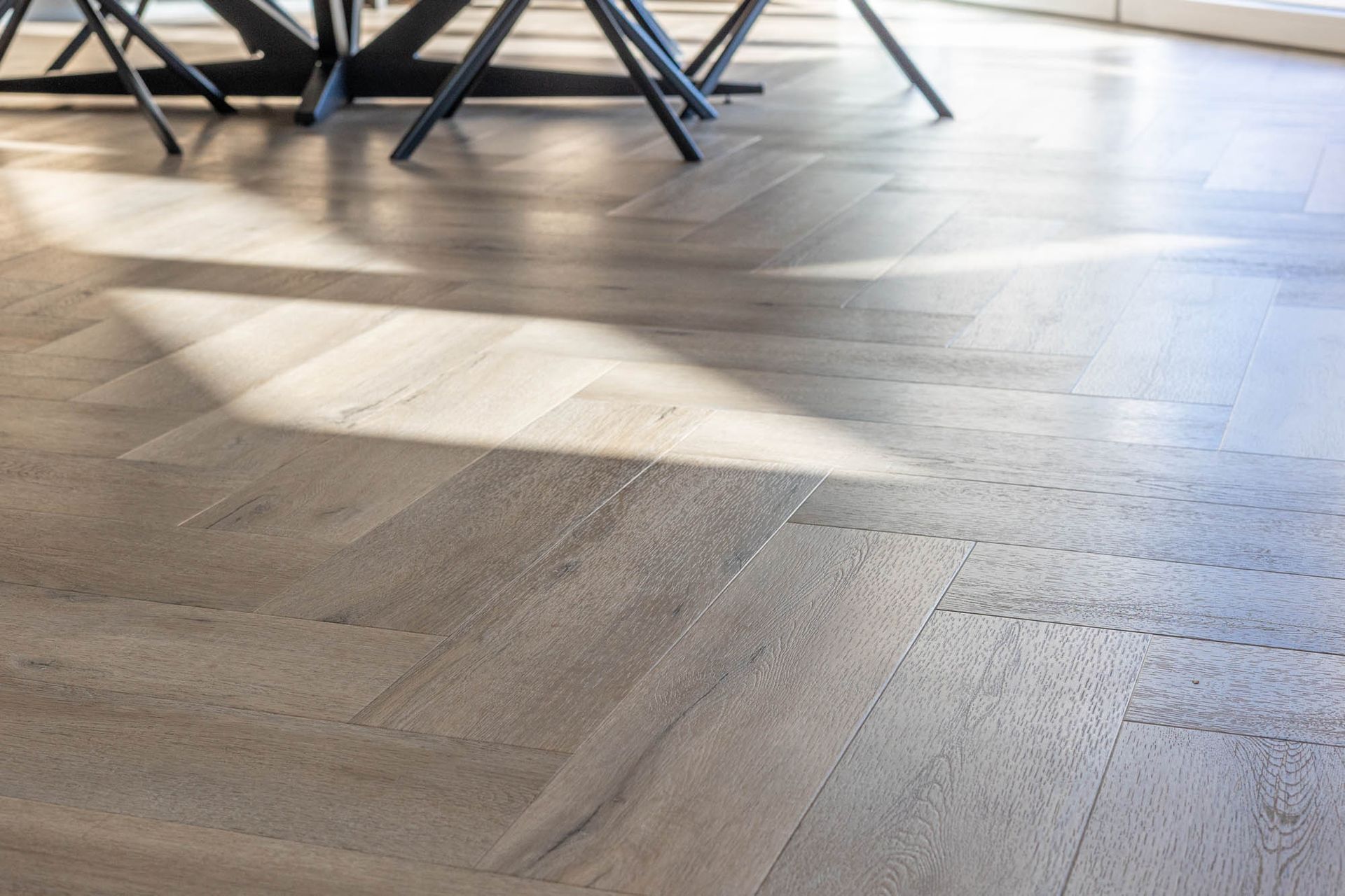 Ein Tisch und Stühle stehen auf einem Holzboden.