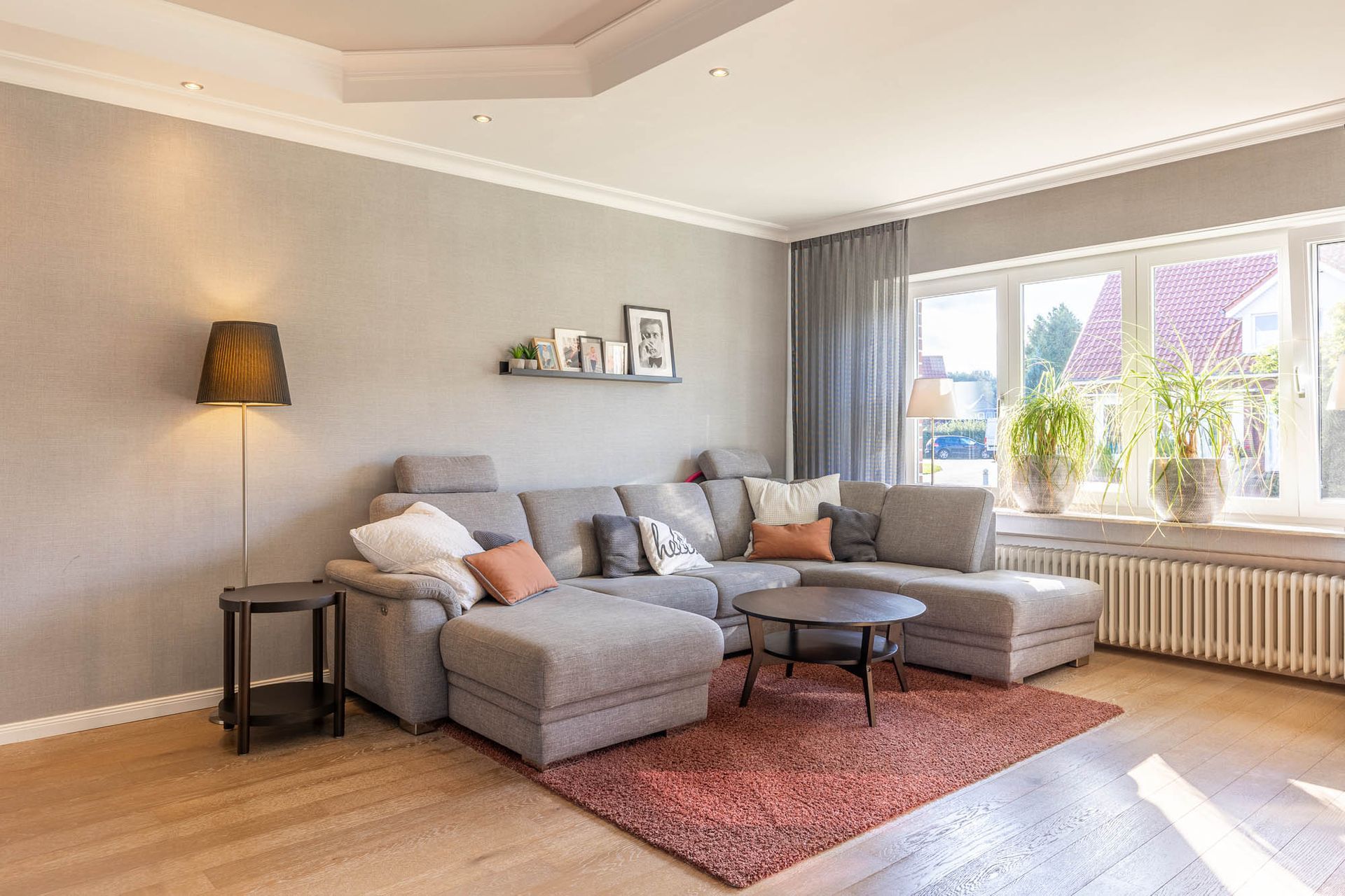 Ein Wohnzimmer mit einer großen Couchgarnitur und einem Teppich.