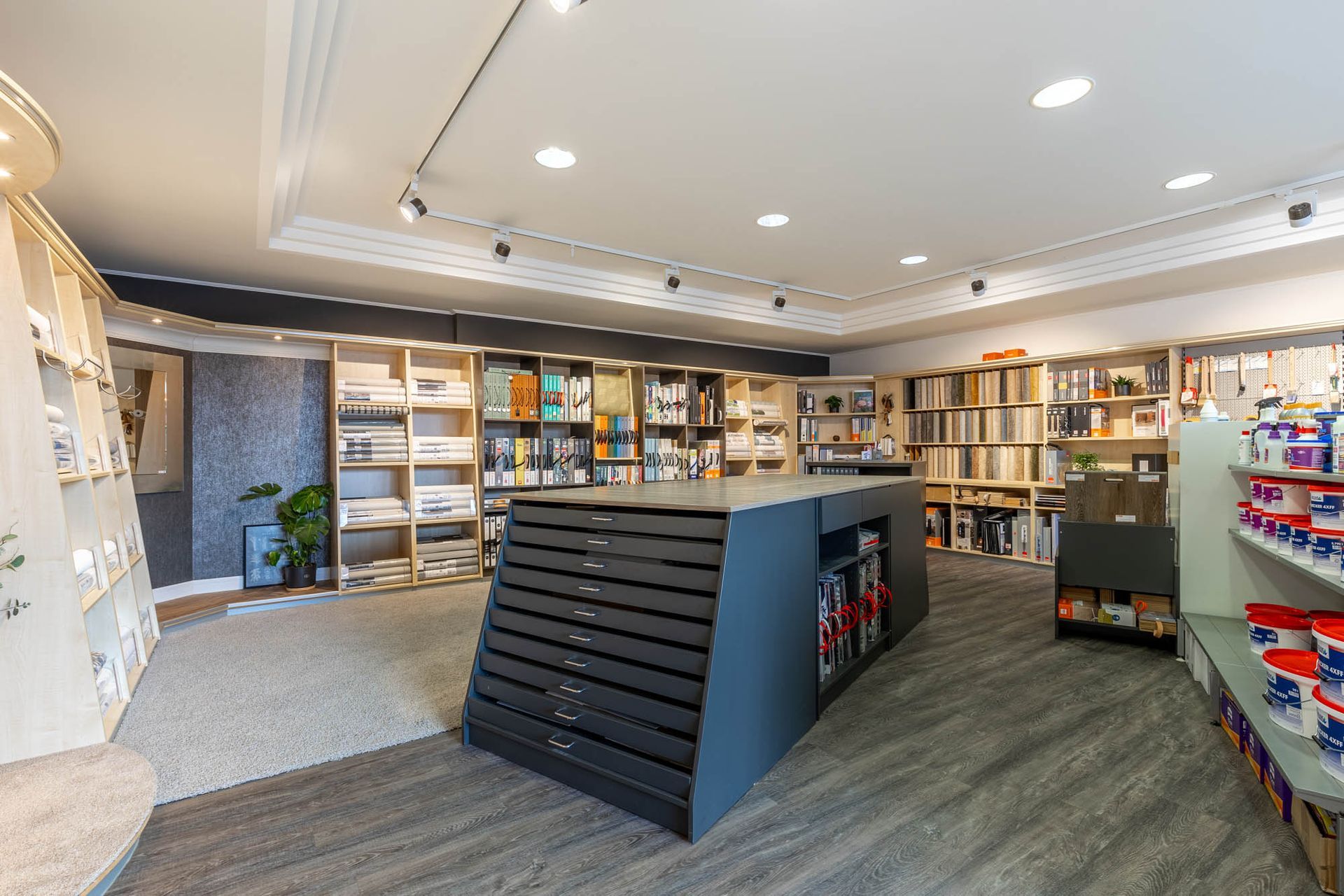 Ein Laden mit vielen Regalen und einer Theke.