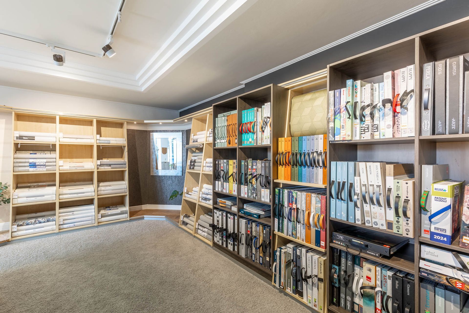 Ein Raum voller Regale voller Bücher.