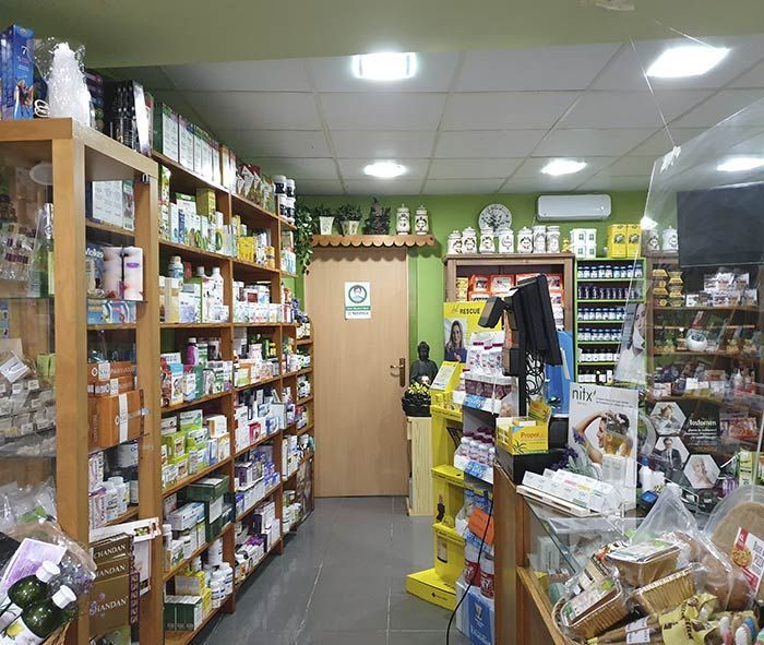 Una tienda llena de muchos estantes llenos de muchos productos.