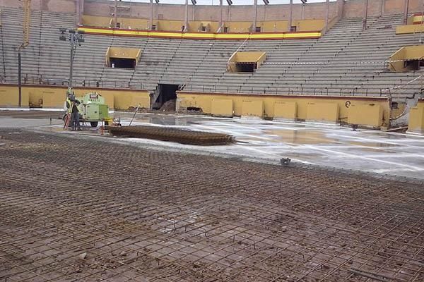 Se está construyendo un estadio con muchos asientos vacíos.