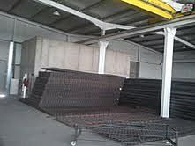 Un gran almacén lleno de montones de pilas de metal.