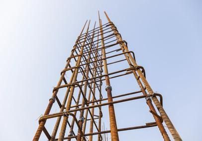 Mirando hacia arriba a una estructura de metal con un cielo azul de fondo