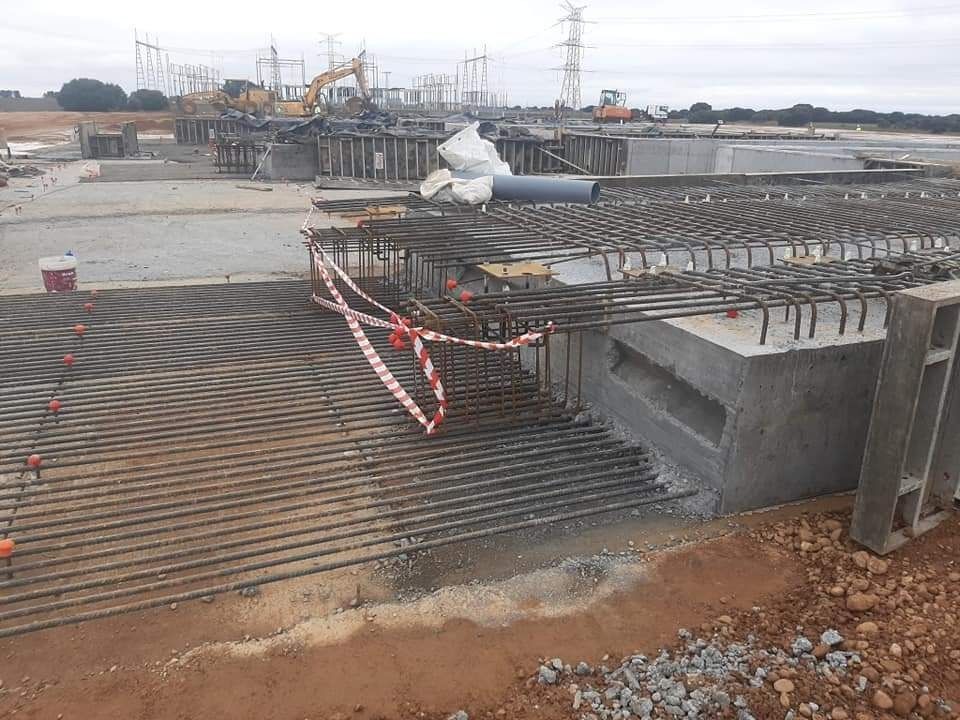 En una obra se está construyendo una gran losa de hormigón.
