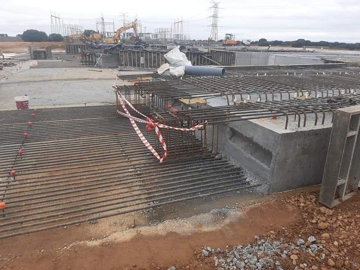 En una obra se está construyendo una gran losa de hormigón.